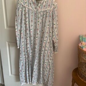 LL Bean Women’s Embroidered Ivory Floral Flannel Nightgown Cottagecore Sz Small
